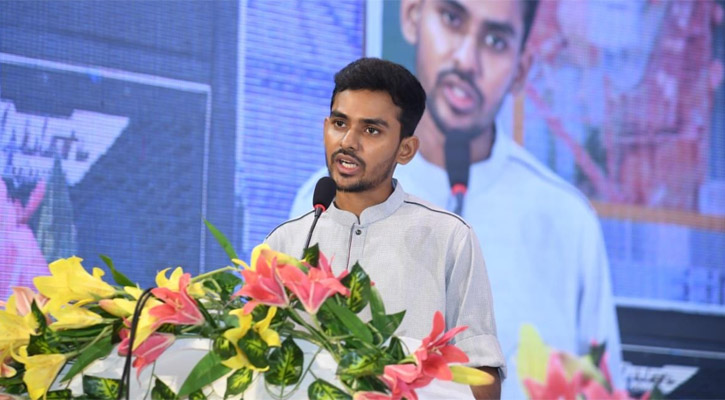 ‘সরকারে থাকা দো-ধারী তলোয়ারে দাঁড়িয়ে থাকার মতো হয়ে গেছে’